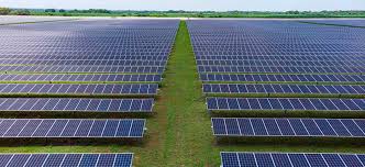 Usina solar com paineis fotovoltaicos